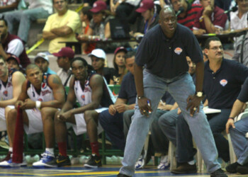 Carl Herrera, exjugador de la NBA. se encuentra “fuera de peligro” y “respondiendo” a los tratamientos médicos tras ser herido en el asalto que sufrió en Margarita. El Ministerio Público iniciará la investigación de este suceso y coordinar las actuaciones con la policía científica.