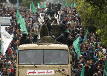 Unos 2.000 combatientes armados de la organización islamista de Hamas desfilaron este domingo en Gaza junto a vehículos de guerra, para celebrar su vigésimo séptimo aniversario  CORT. REUTERS