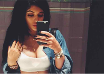 En la fotografía resalta el busto de Kylie, quien recientemente ha sido criticada por supuestamente haber operado sus labios