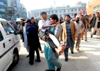 Un total de 141 personas, entre ellas 132 niños, murieron este martes en un atentado talibán contra una escuela para hijos de militares en Pakistán