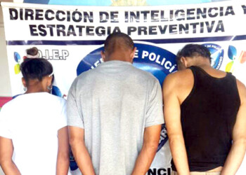 Durante un procedimiento realizado en barrio Central de la parroquia Candelaria, a un sujeto de 45 años apodado “El Néstor”, se le decomisó una porción de gran tamaño de presunta marihuana, así como una balanza digital utilizada comúnmente para pesar la droga