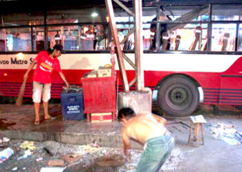 Al menos 10 personas murieron y otras 17 resultaron heridas ayer por una explosión en un autocar en la isla de Mindanao al sur de Filipinas
