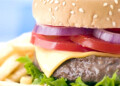 Una hamburguesa, contaría, a su vez, con 23 gramos de proteínas, el 20% de calcio recomendado para un adulto al día y el 7% de fibra