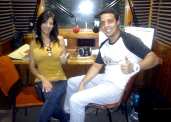 Los talentosos jóvenes Daniel Perdomo e Isabel Ortiz en el estudio donde realizan La Maquina del Ritmo.