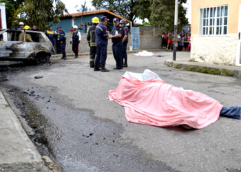Dos hombres perdieron la vida luego de que dos tipos les dispararan y le prendieran candela al vehículo en el que ellos andaban