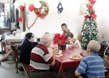 Los abuelos disfrutaron su almuerzo navideño