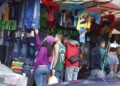 Aún bajo la lluvia se encontraban viendo precios y modelos