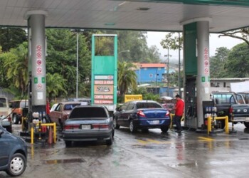 Las colas de carros engalanaron durante todo el día de ayer, la bomba de Los Nuevos Teques