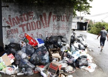 La basura es la que da la bienvenida al sector