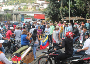 Avenida Víctor Baptista fue cerrada por los vecinos de la Urb. El Paso