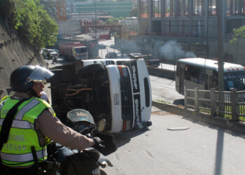 El autobús se volcó cuando sabía por el distribuidor de La matica