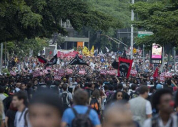 Unas mil personas protagonizaron ayer la tercera manifestación de 2015 en Sao Paulo contra el aumento de la tarifa de autobús  AGENCIAS