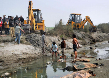 Al menos 80 cadáveres aparecieron en el río Ganges en el norte de la India tras una bajada de las aguas  AP