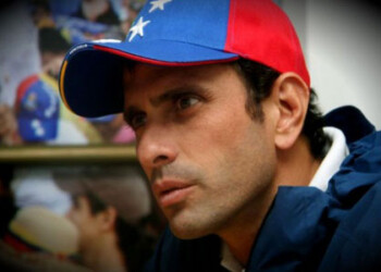 El gobernador de Miranda, Henrique Capriles Radonski, lamentó que en medio de una crisis económica, se haya desplegado a efectivos para resguardar las colas de consumidores en los supermercados  ARCHIVO