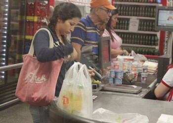 Las cajeras se quejan de los constantes maltratos por parte de los clientes.ARCHIVO