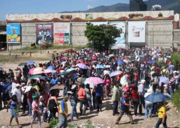 Este jueves se presenció desde tempranas horas de la mañana largas colas de personas en los alrededores del Abasto Bicentenario, sede Plaza Venezuela. 