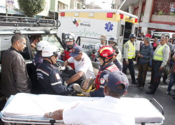 Los vehículos involucrados fueron una camioneta Land Rover verde placas MFR49, colisionó contra una Chevrolet Silverado blanca placas 460MBE