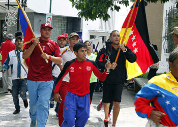 Más de 500 atletas de las universidades públicas de Los Altos Mirandinos hicieron su recorrido con la antorcha deportiva por las principales calles de Los Teques.