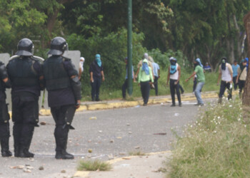 Quemando cauchos en la avenida Bolívar, nuevamente los estudiantes del Liceo Francisco de Miranda trancaron las calles