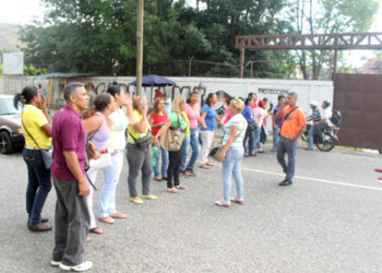 Momentos de tensión se vivieron la tarde de este domingo luego de que un grupo de recluidos quemara el pabellón uno. Familiares molestos se apostaron en las afueras de las instalaciones y trancaron la vía por varios minutos.