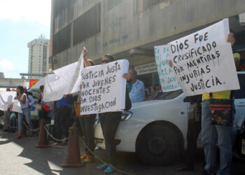 Allegados de José Manuel Ramírez y Brayean Flores, protestaron frente a los tribunales de la capital mirandina para pedir la liberación de sus familiares alegando que "no tienen que ver con la muerte Milagros y José Games.