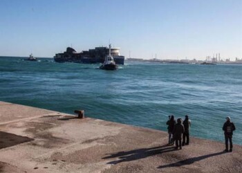 La Guardia Costera de Italia ha tomado el control del carguero abandonado en alta mar por su tripulación y que se dirigía hacia la costa italiana con alrededor de 450 inmigrantes