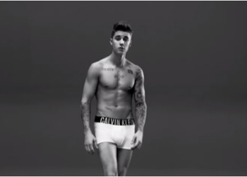 Bieber aparece con el torso desnudo, jalonado con varios tatuajes y su característico tupe