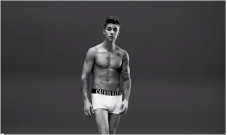 Bieber aparece con el torso desnudo, jalonado con varios tatuajes y su característico tupe