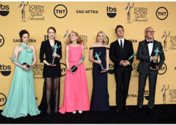Los protagonistas de “Birdman”, Michael Keaton, Emma Stone, Edward Norton y Naomi Watts, subieron al escenario a recoger su galardón