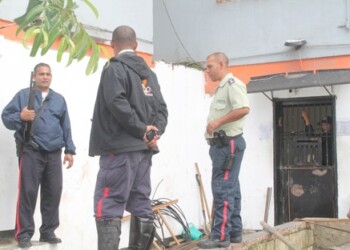 El hombre fue sorprendido por los uniformados. ARCHIVO