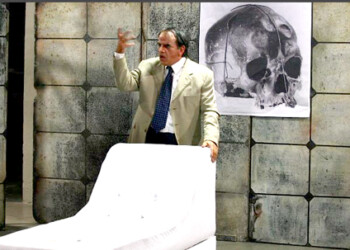 Tras su exitosa temporada de estreno a sala llena en el Centro Cultural B.O.D., el monólogo “Sangre en el diván” se muda al Centro Cultural Chacao