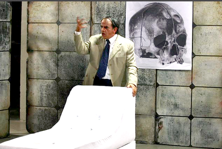 Tras su exitosa temporada de estreno a sala llena en el Centro Cultural B.O.D., el monólogo “Sangre en el diván” se muda al Centro Cultural Chacao