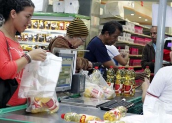 Estaban vendiendo 6 litros de aceite y cuando iba por la dupleta se cayó con el número de cédula