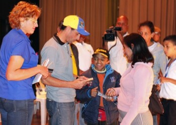El gobernador de Miranda entregó este miércoles 1.330 becas a estudiantes de escuelas estatales de la entidad