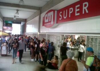 Vecinos dijeron  que luego de permanecer horas en la cola se fueron sin comprar nada. ARCHIVO