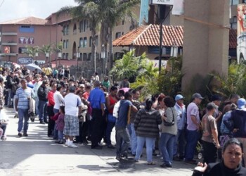 Los días de descanso ya son parte del pasado de los tequeños, por lo que los trabajan en la semana aprovechan el fin para andar de cola en cola y llevar los productos de primera necesidad para toda la semana