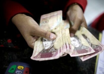Cuentas siguen sin cuadrarles a los venezolanos.ARCHIVO
