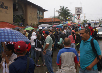 Bajo la lluvias y marcados, así transcurrió buen aparte de la mañana de este viernes para las cientos de personas que desde la madrugada de ayer se formaron en largas filas frente al centro comercial La Casona I con la esperanza de comprar leche.