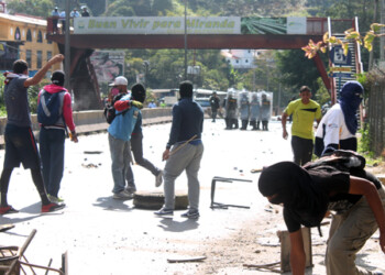La carretera Panamericana fue sede de una verdadera  batalla campal este lunes, por enfrentamientos entre estudiantes y funcionarios de la GNB.