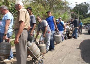 Usuarios denuncian que sí hay gas en el llenadero, deberían llevarlo para las comunidades, pues tienen que pagar hasta Bs.400 para trasladar las bombonas