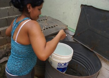 Sin agua y ahorrando la poca que tienen se mantienen día a día los habitantes de Los Teques