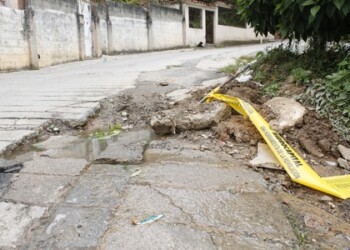Hace más de tres meses está una tubería rota en El Pueblito y los vecinos denuncian que Hidrocapital les tiene una “mamadera de gallo” y nada que soluciona