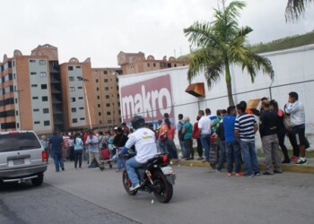 Rumores de más escasez y aumento de los alimentos y productos de primera necesidad coloca a pernoctar a los venezolanos a las afueras de los mercados a la espera de cualquier producto que saquen