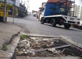 Todas las alcantarillas están colapsadas de tierra y basura