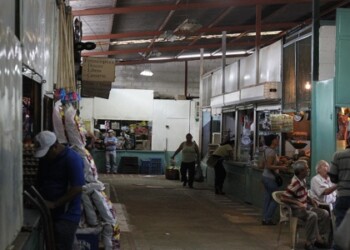 Comerciantes en desacuerdo “no nos negamos a pagar los gastos operativos, pero la patente de industria y comercio pasa de los Bs. 50.000, además de la firma personalizada que son Bs.5.000, no somos centro comercial, somos buhoneros con techo, que nos mojamos más adentro que afuera”