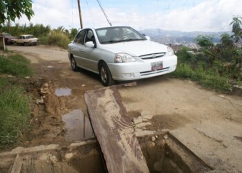 Es tanta la inseguridad que hasta se roban las tapas del alcantarillado, por lo que no hay acceso vehicular a la zona