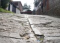 Vecinos aseguran que nunca han visto labores de pavimentación en la zona y la vialidad cede cada día más, “ya ni los taxis quieren subir”