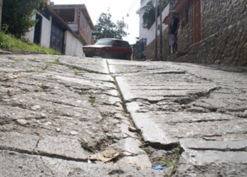 Vecinos aseguran que nunca han visto labores de pavimentación en la zona y la vialidad cede cada día más, “ya ni los taxis quieren subir”