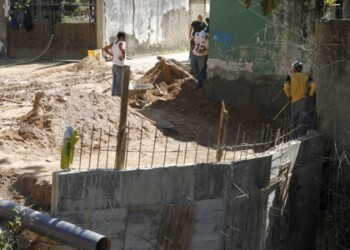 Habitantes denuncian que la obra tiene más de un año y nada que terminan, mientras siguen sin aseo y sin acceso vehicular