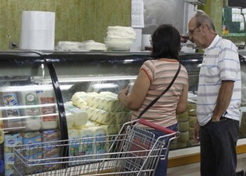 Tequeños siguen sin relleno para sus arepas, cuando se consigue el queso amarillo pasa los Bs.600